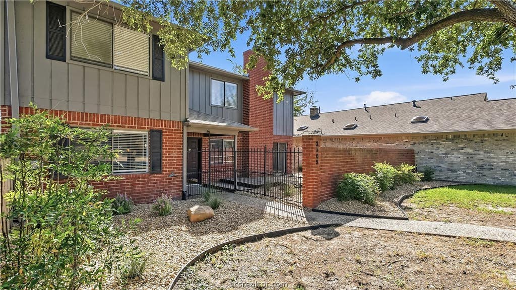 Photo of 2905 Broadmoor Drive, Bryan, TX 77802 (MLS # 26009411)