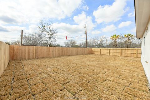 Tiny photo for 209 Lock Lane, Bryan, TX 77803 (MLS # 26001863)