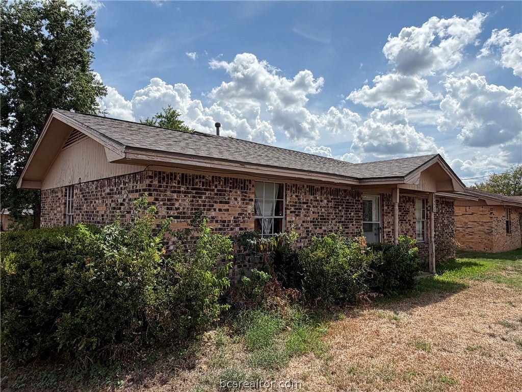 Photo of 920 E Burnett Street, Calvert, TX 77837 (MLS # 26011791)