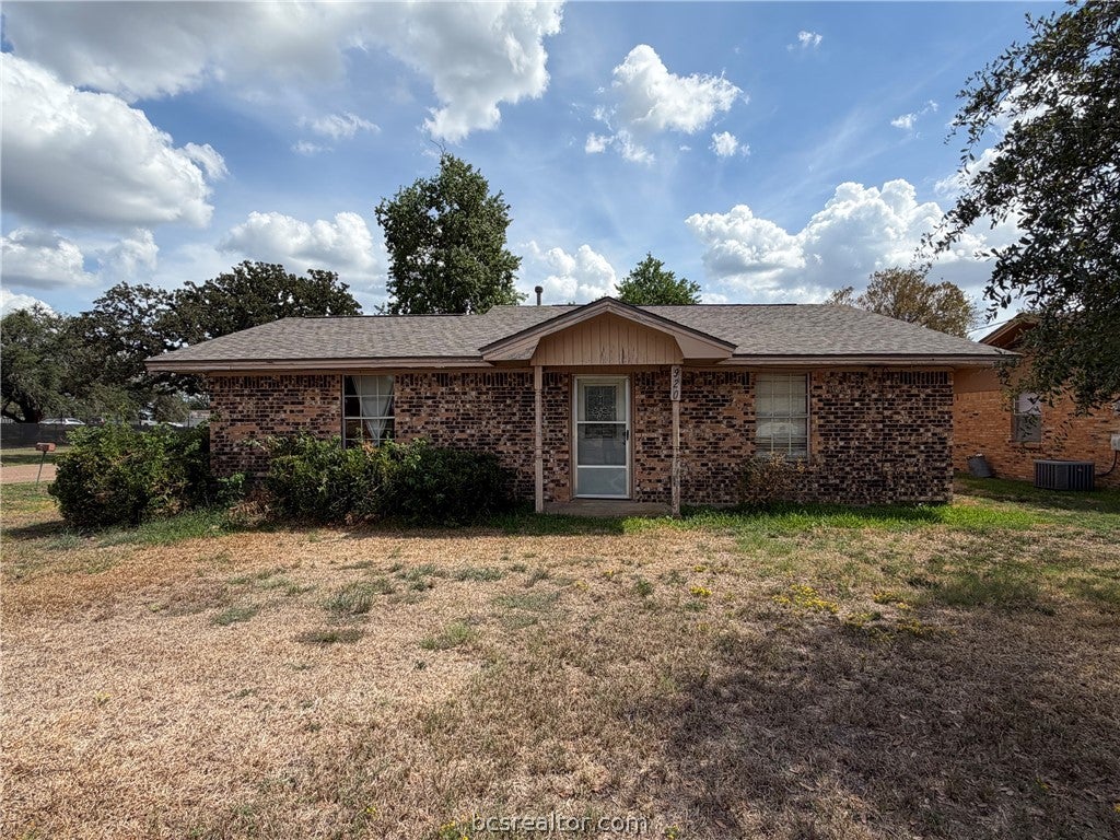 Photo of 920 E Burnett Street, Calvert, TX 77837 (MLS # 26011791)