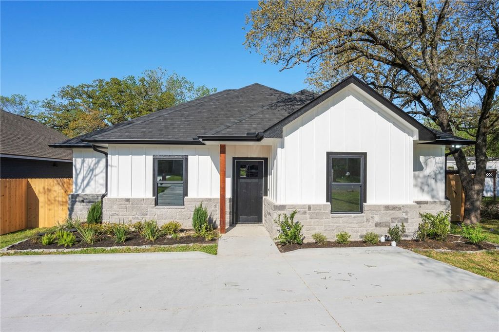 Photo of 1612 Robeson Street, Bryan, TX 77803 (MLS # 26002815)