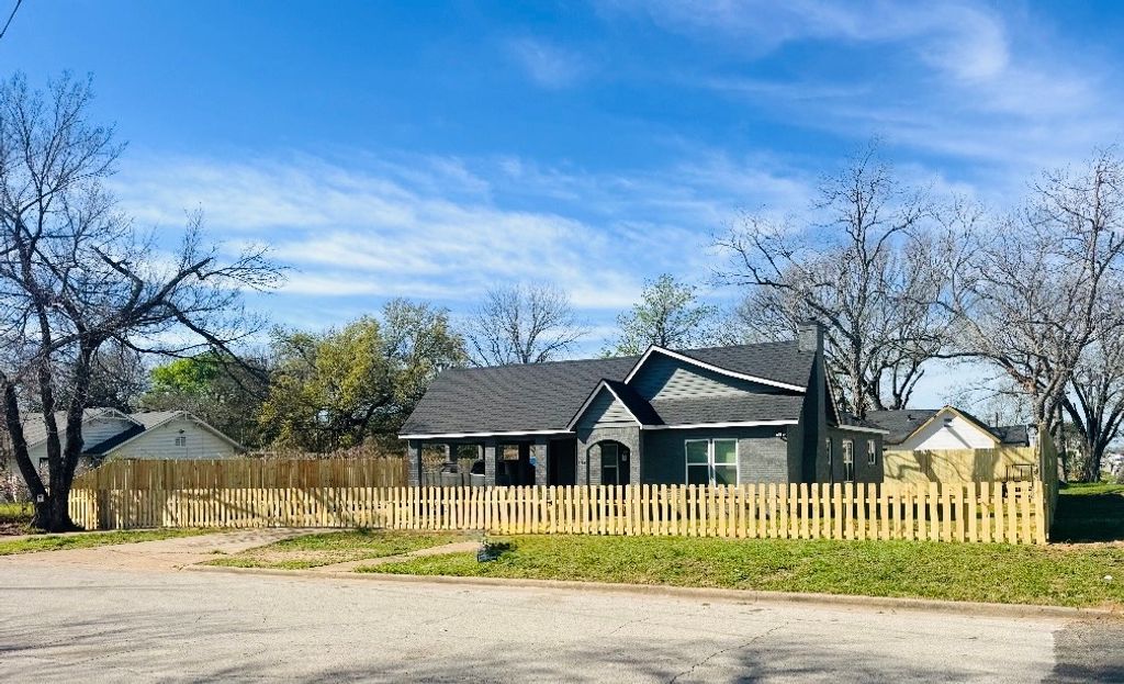 Photo of 902 Post Oak Street, Hearne, TX 77859 (MLS # 26004122)