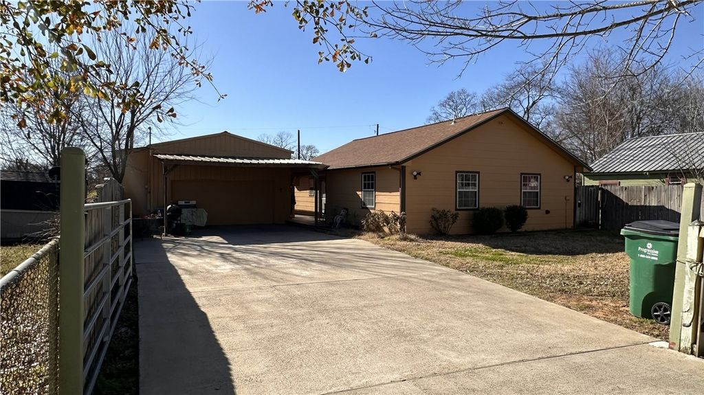 Photo of 404 Wilson Street N, Madisonville, TX 77864 (MLS # 26001617)