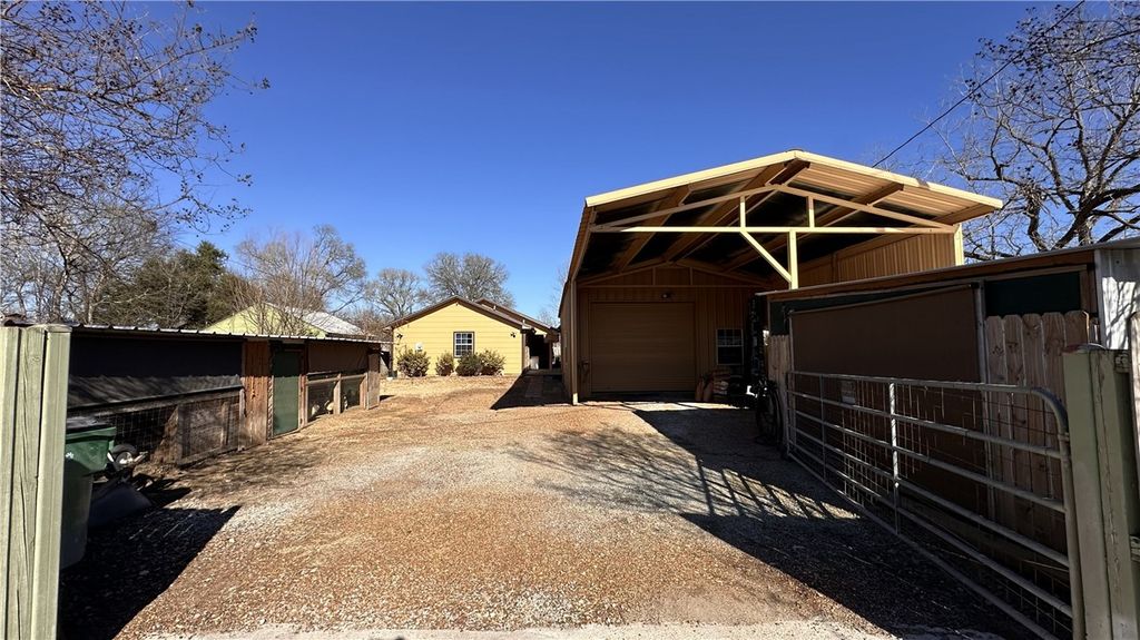 Photo of 404 Wilson Street N, Madisonville, TX 77864 (MLS # 26001617)