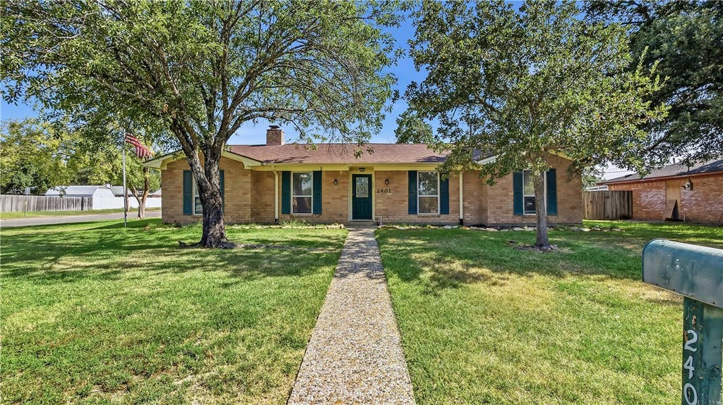 Photo of 2401 Hillside Drive, Bryan, TX 77802 (MLS # 26009855)