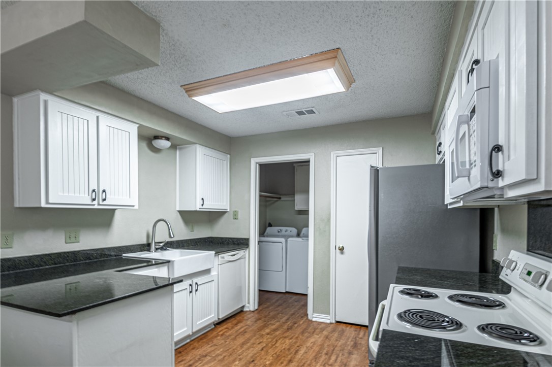 College Station, Texas 77840, United States, 3 Bedrooms Bedrooms, ,2 BathroomsBathrooms,Residential,Pending,21291