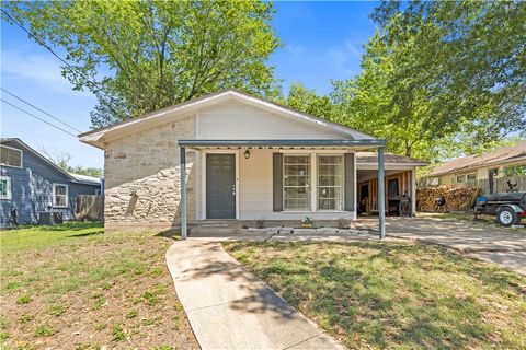 Photo of 508 Victoria Avenue, Navasota, TX 77868 (MLS # 26004490)