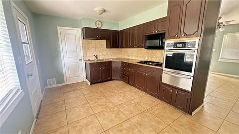 Tiny photo for 805 Avenue L, Conroe, TX 77301 (MLS # 26005499)
