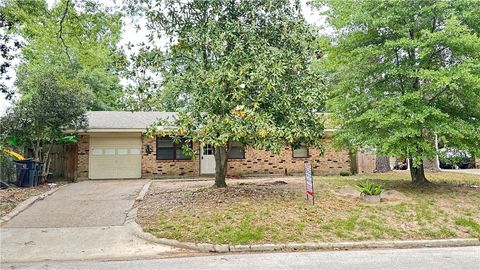 Photo of 805 Avenue L, Conroe, TX 77301 (MLS # 26005499)