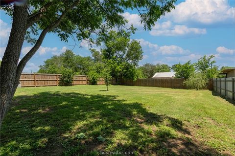 Tiny photo for 506 N Hill ST St, Caldwell, TX 77836 (MLS # 26005827)
