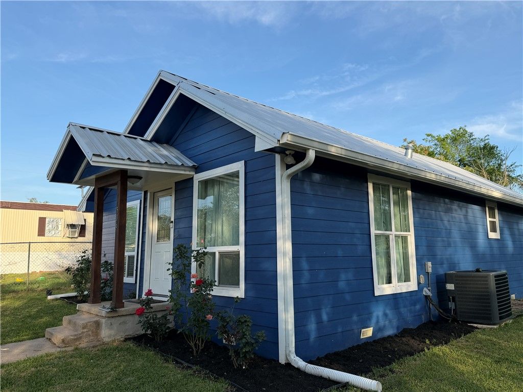 Photo of 306 Moss Avenue, Hearne, TX 77859 (MLS # 26003685)