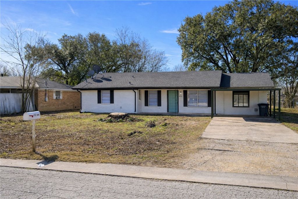 Photo of 410 S Temple Street, Caldwell, TX 77836 (MLS # 26001423)