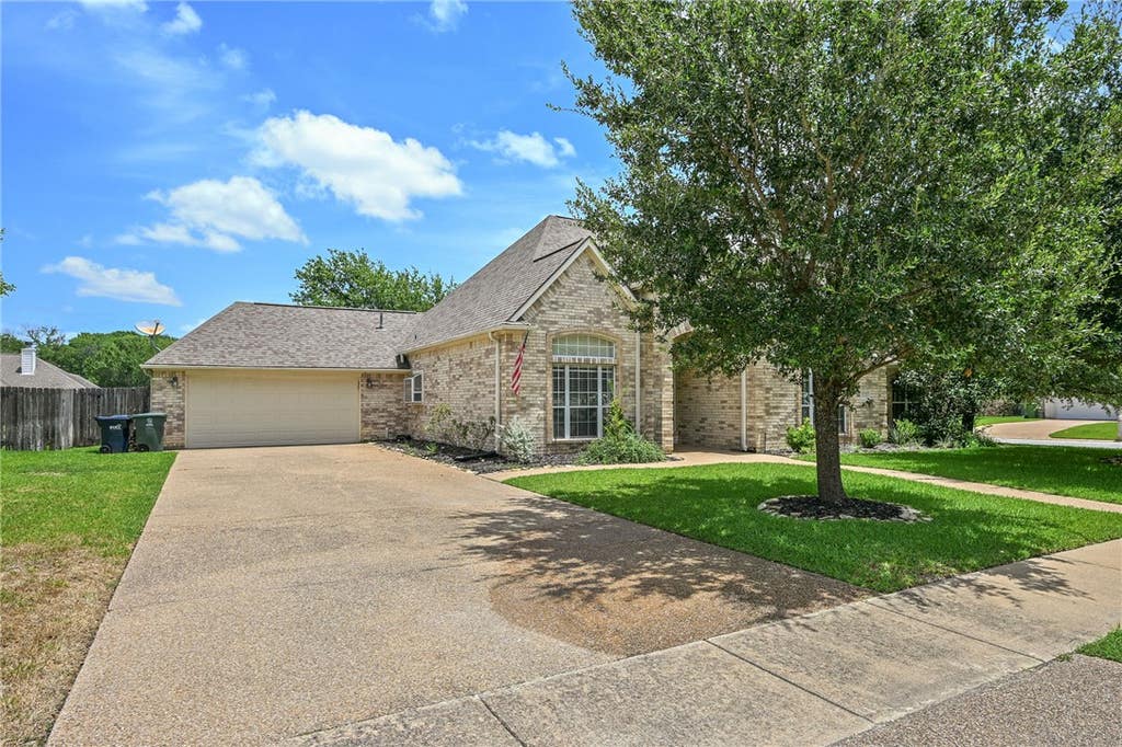 Photo of 2107 Williams Way, Bryan, TX 77808 (MLS # 26009242)