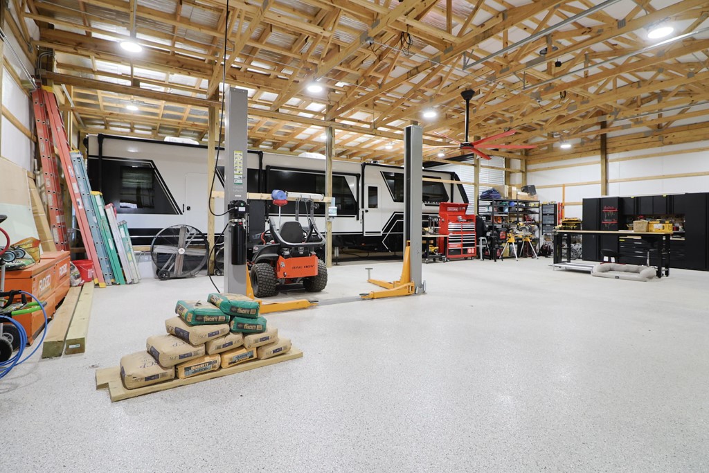 Giddings, Texas 78942, United States, 6 Bedrooms Bedrooms, ,5 BathroomsBathrooms,Residential,Active,218259