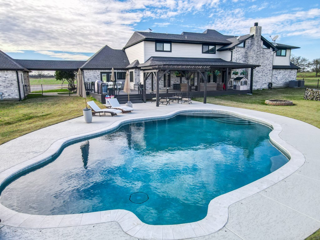 Giddings, Texas 78942, United States, 6 Bedrooms Bedrooms, ,5 BathroomsBathrooms,Residential,Active,218259