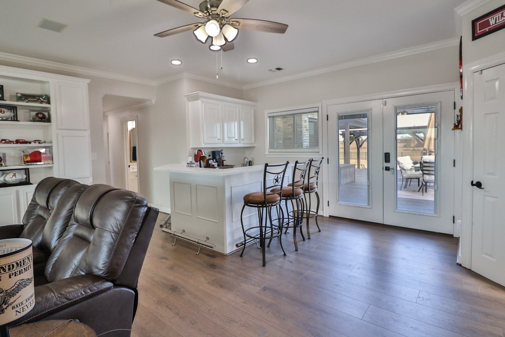 Giddings, Texas 78942, United States, 6 Bedrooms Bedrooms, ,5 BathroomsBathrooms,Residential,Active,218259