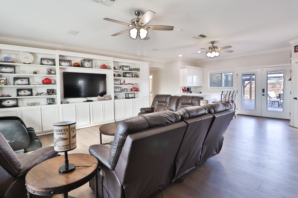 Giddings, Texas 78942, United States, 6 Bedrooms Bedrooms, ,5 BathroomsBathrooms,Residential,Active,218259