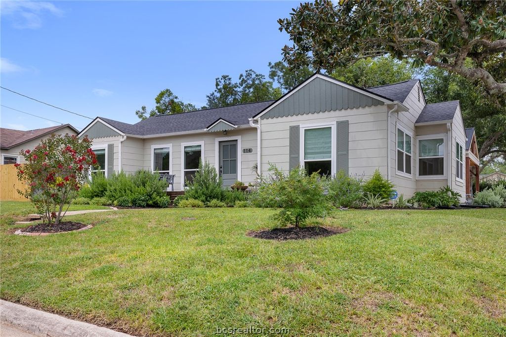 Photo of 114 E O'Bryant Street, Bellville, TX 77418 (MLS # 26003759)