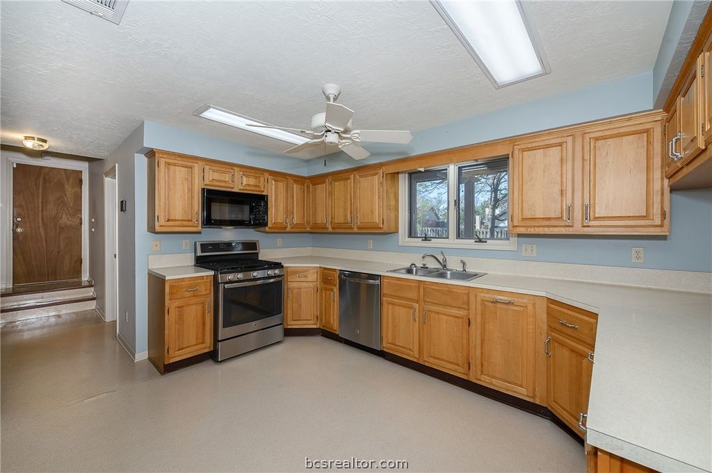 Photo of 208 Fireside Circle, College Station, TX 77840 (MLS # 26003310)