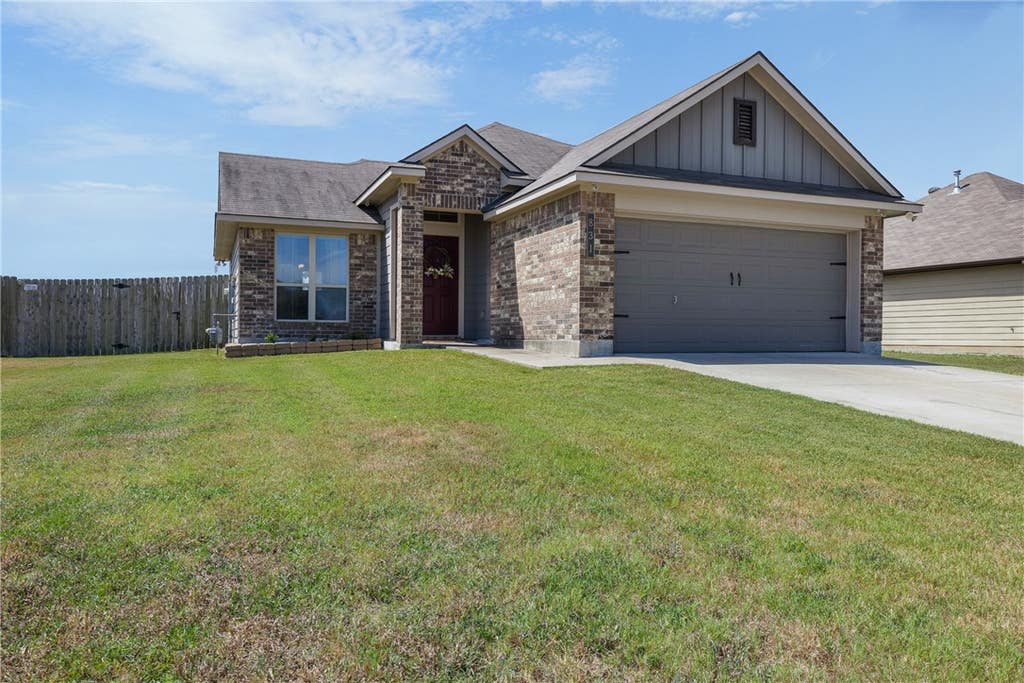Photo of 831 Mockingbird Street, Navasota, TX 77868 (MLS # 26010431)