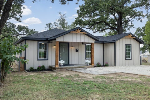 Photo of 806 E 1st Street, Hearne, TX 77859 (MLS # 26009777)