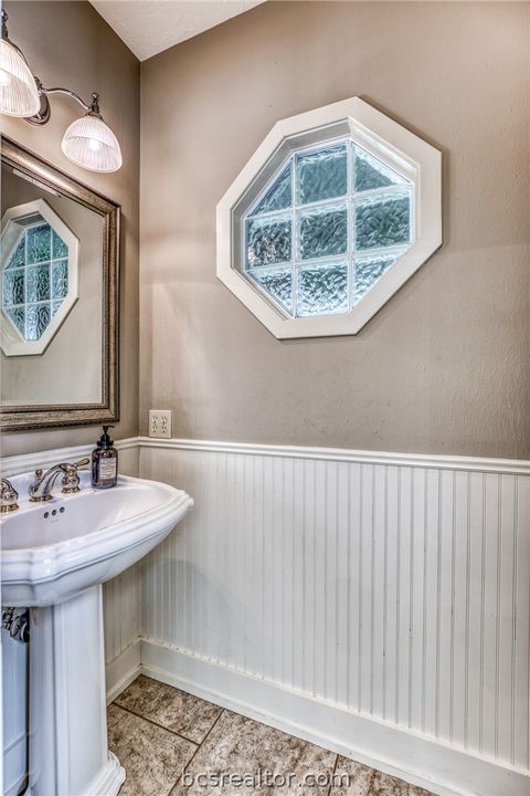 Tiny photo for 2629 Benton Drive Dr, Brenham, TX 77833 (MLS # 26005020)