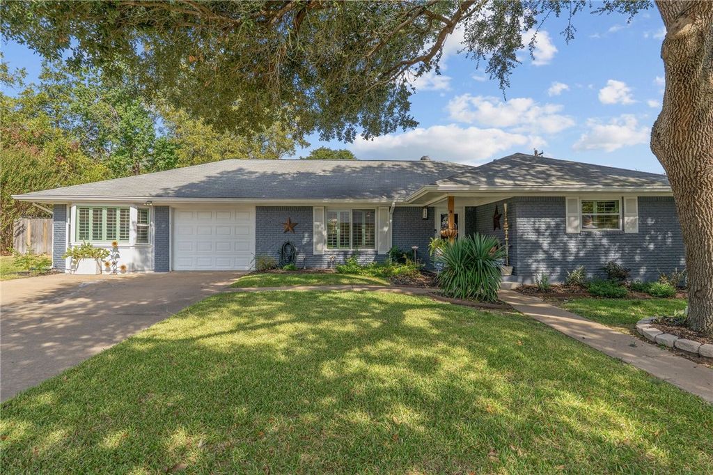 Photo of 502 Spinn Street, Brenham, TX 77833 (MLS # 25011404)