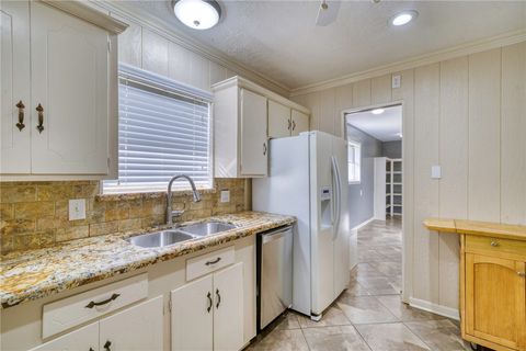 Tiny photo for 102 W Marietta Street, Madisonville, TX 77864 (MLS # 26002276)