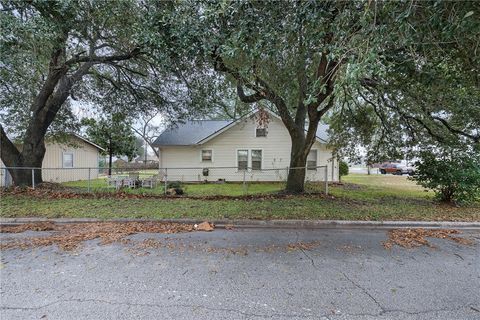 Tiny photo for 1301 Cedar Street, Hearne, TX 77859 (MLS # 26001022)