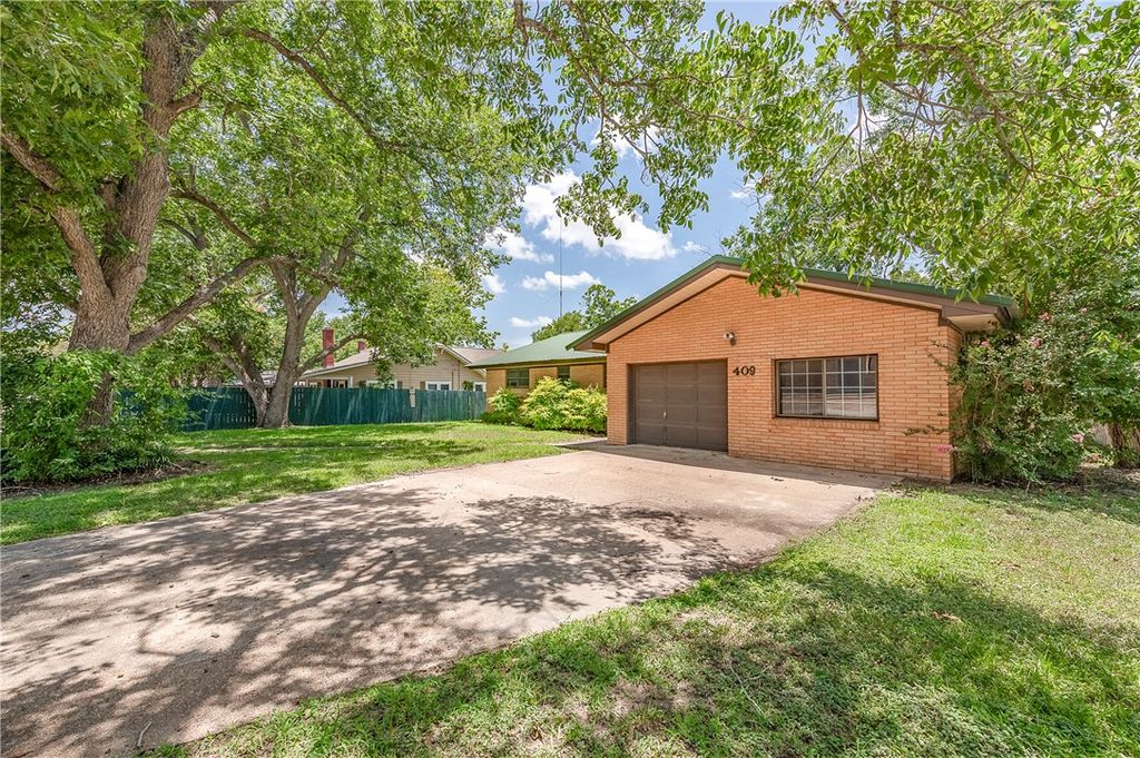 Photo of 409 W Buffalo Street, Caldwell, TX 77836 (MLS # 26001360)