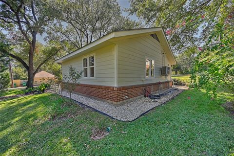 Tiny photo for 101 E Bryan St, Brenham, TX 77833 (MLS # 25010501)