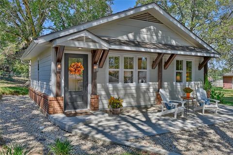 Photo of 101 E Bryan St, Brenham, TX 77833 (MLS # 25010501)
