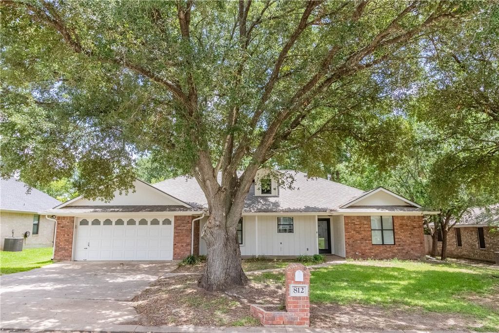 Photo of 812 Woodson Drive, Caldwell, TX 77836 (MLS # 25010847)