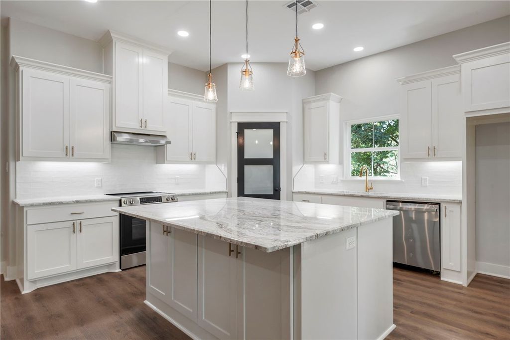 Photo of 312 E Morehead Street S, Franklin, TX 77856 (MLS # 26004100)