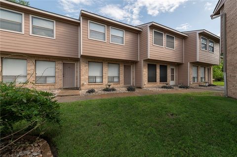 Photo of 2807 Wildflower Drive #37, Bryan, TX 77802 (MLS # 26005136)