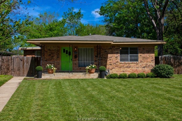 Photo of 606 Wheelock Street, Hearne, TX 77859 (MLS # 26011609)