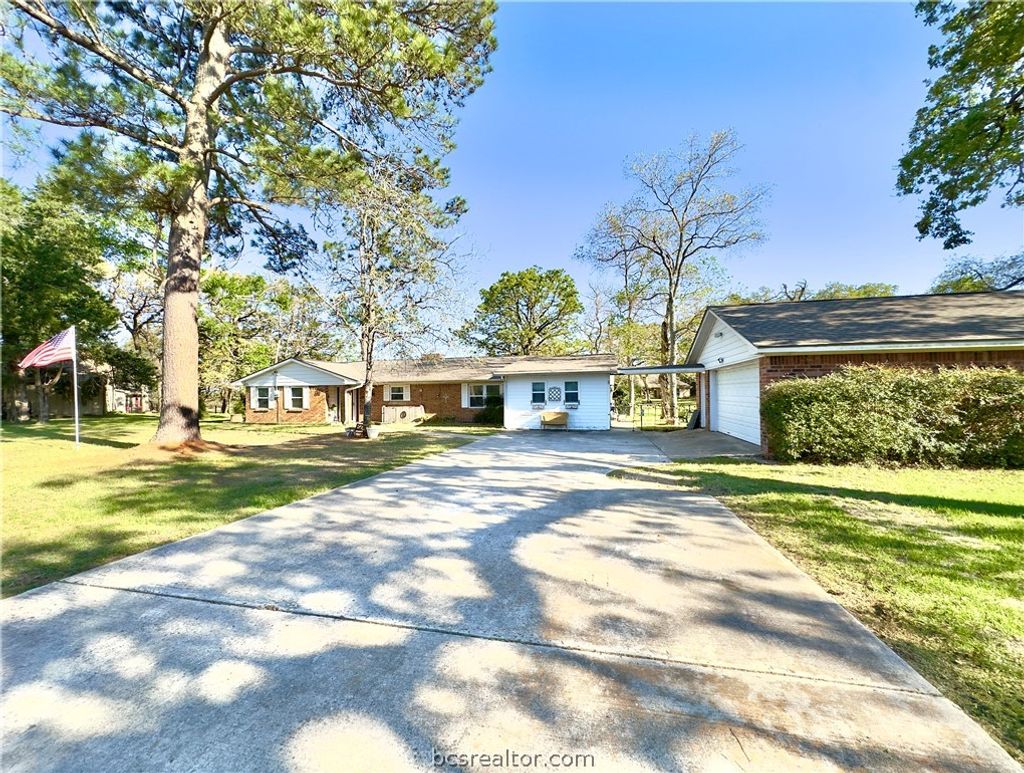 Photo of 212 Golfview Drive, Hilltop Lakes, TX 77871 (MLS # 26003618)