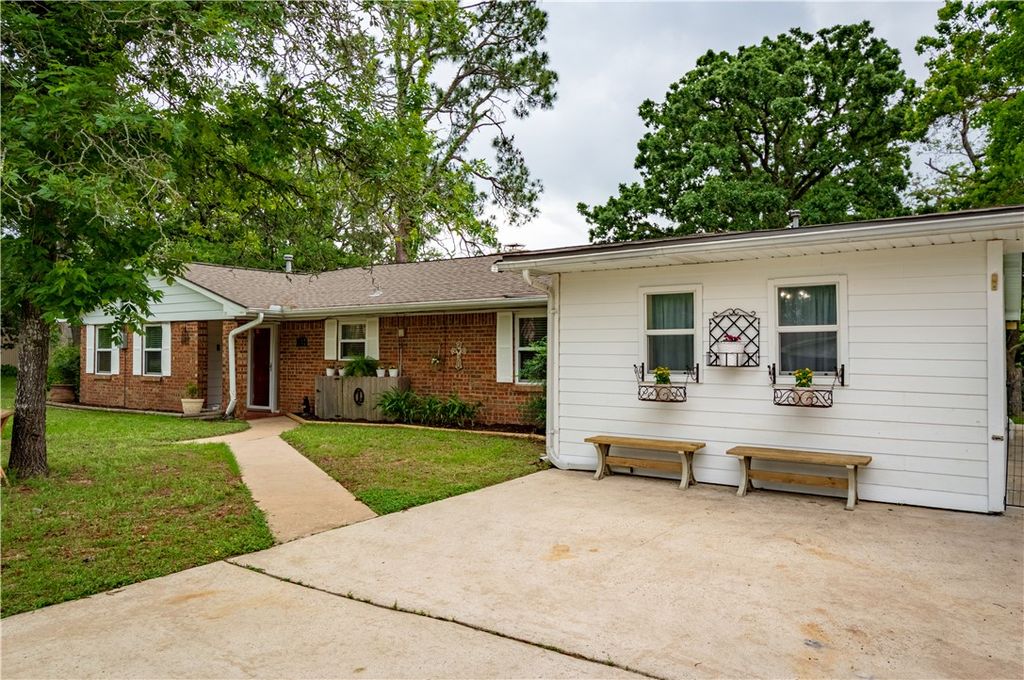 Photo of 212 Golfview Drive, Hilltop Lakes, TX 77871 (MLS # 26003618)