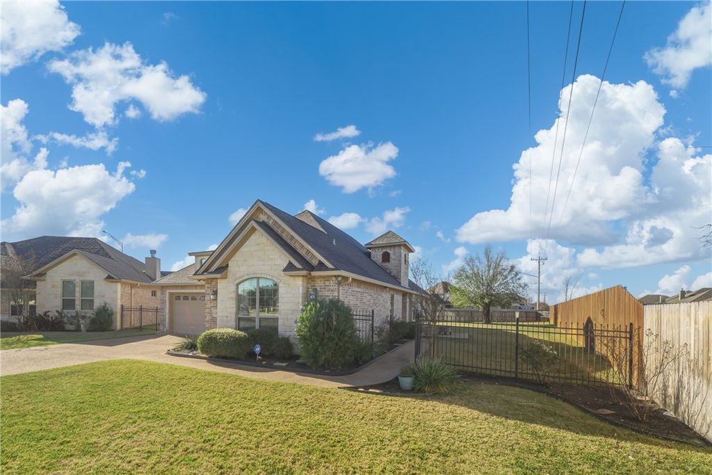 Photo of 1700 Lakeshore Court, College Station, TX 77845 (MLS # 26000707)