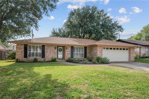 Photo of 2810 Hillside Drive, Bryan, TX 77802 (MLS # 25012271)