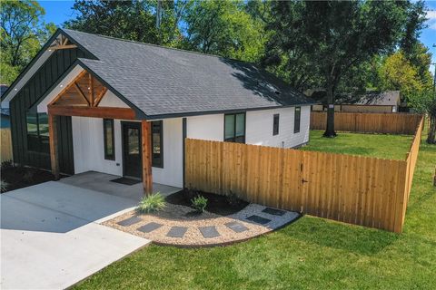 Tiny photo for 309 W 9th Street, Hearne, TX 77859 (MLS # 25010985)