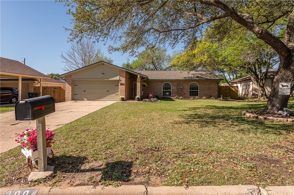 Photo of 2904 River Oaks Cir, Bryan, TX 77802 (MLS # 26003800)