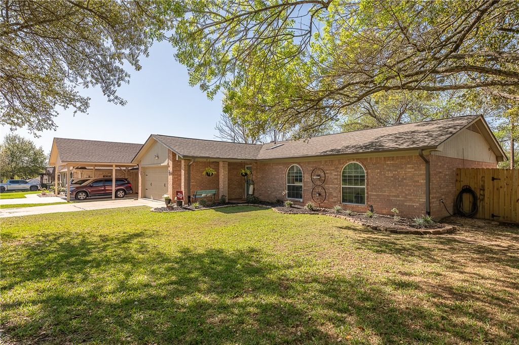 Photo of 2904 River Oaks Cir, Bryan, TX 77802 (MLS # 26003800)