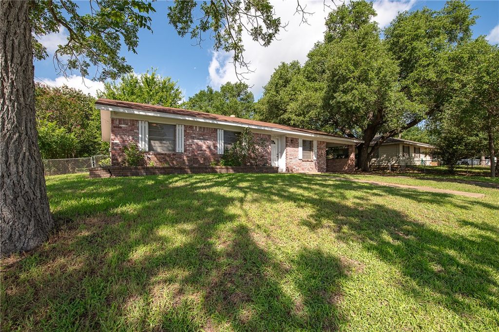 Photo of 507 N Echols Street St, Caldwell, TX 77836 (MLS # 25012022)