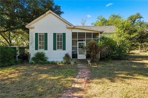 Photo of 409 China St, Calvert, TX 77837 (MLS # 25011215)