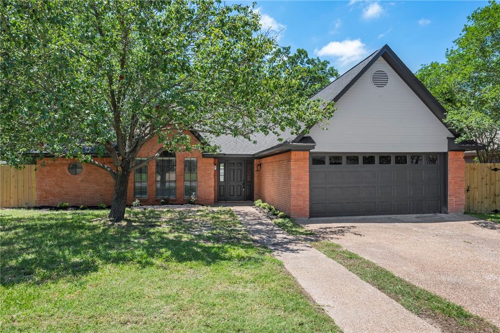 Photo of 5505 Somerford Lane, Bryan, TX 77802 (MLS # 26006157)