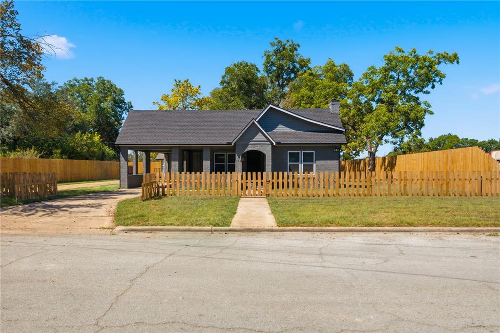 Photo of 902 Post Oak Street, Hearne, TX 77859 (MLS # 26010371)