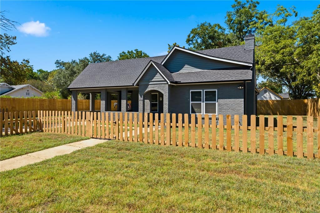 Photo of 902 Post Oak Street, Hearne, TX 77859 (MLS # 26010371)