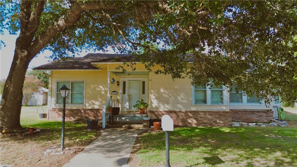 Photo of 650 Avenue H, Somerville, TX 77879 (MLS # 26009593)