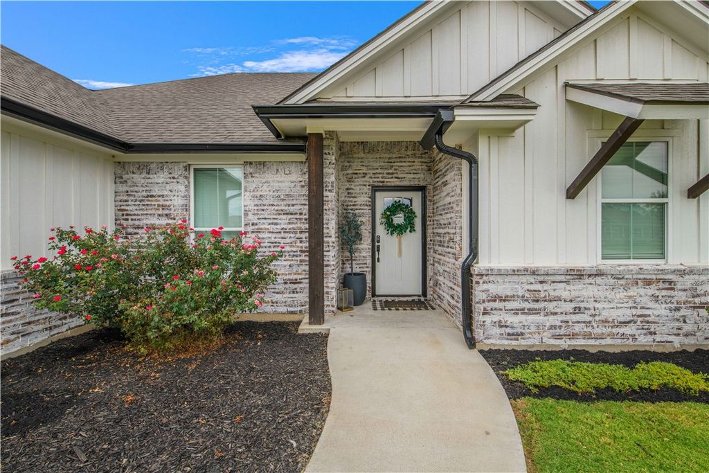 Photo of 3332 Hunters Crossing Trail, Bryan, TX 77808 (MLS # 25010226)